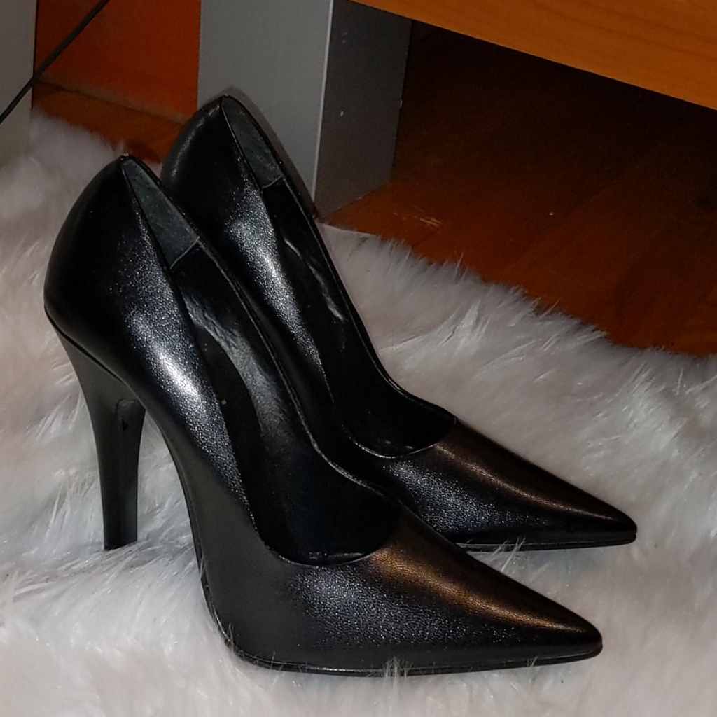Brand New Fredericks Of Hollywood Pumps